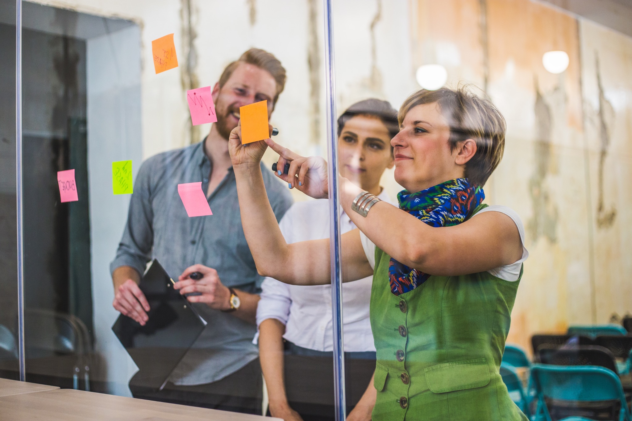 Pädagogische Fachkräfte arbeiten gemeinsam in einem Workshop