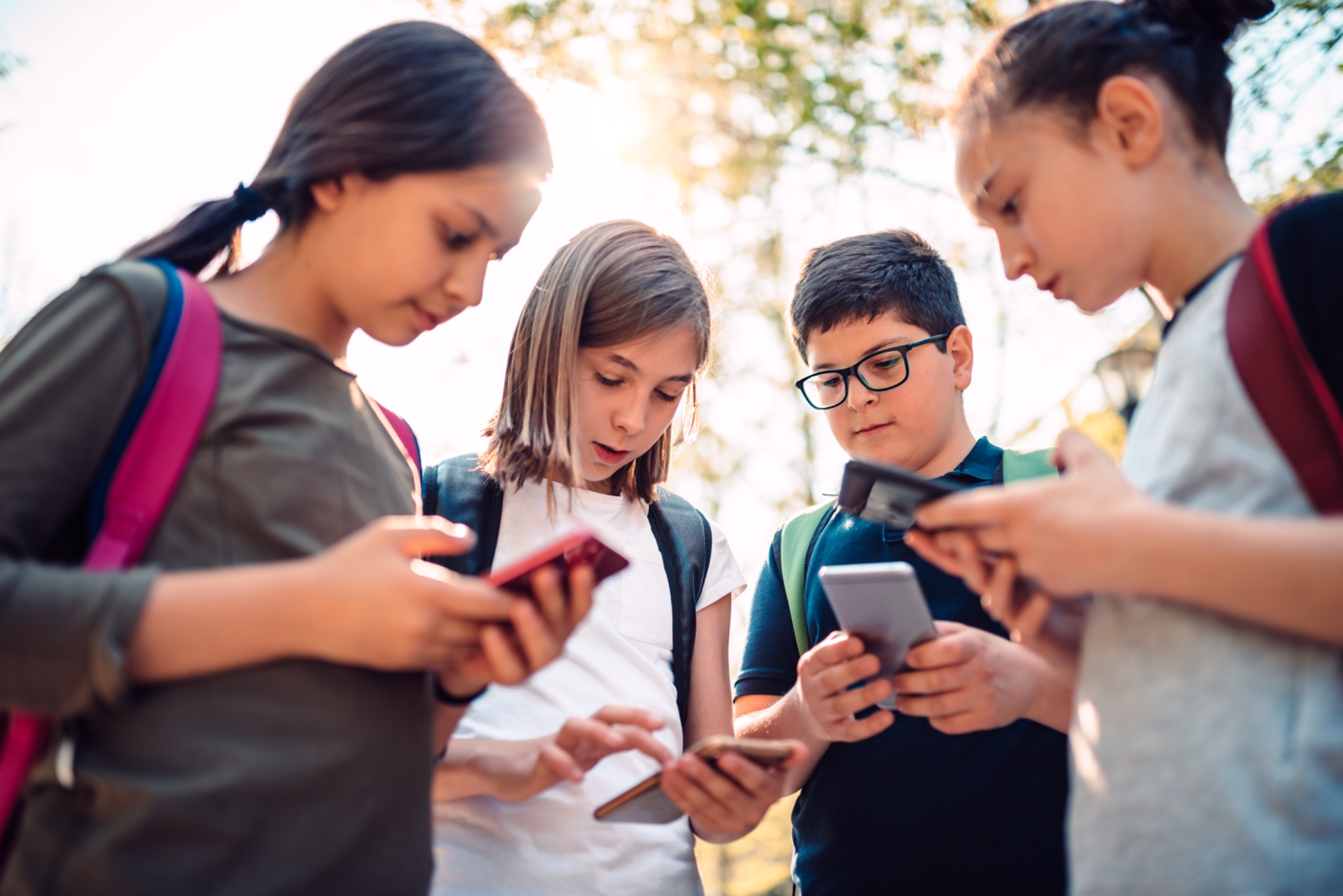 Schulkinder mit Smartphones