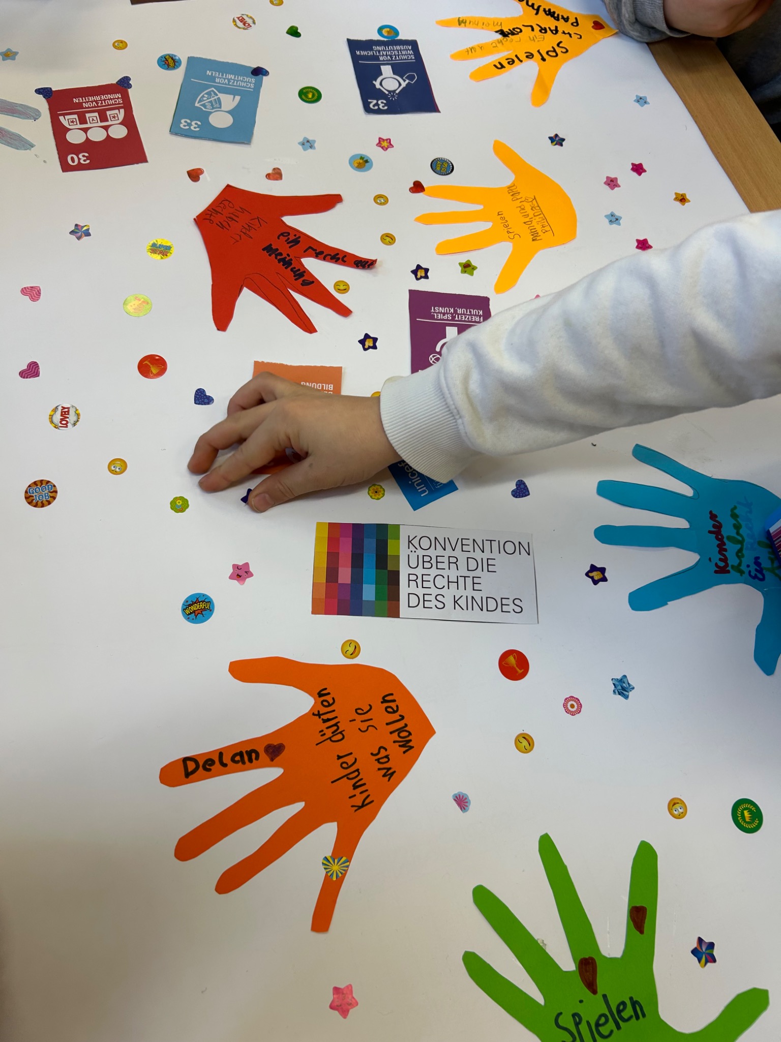 Bunte Hände aus einem Kinderrechte-Angebot